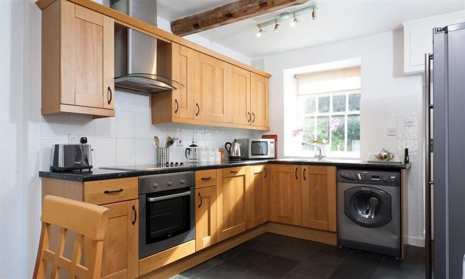 Fridge, dishwasher, cookware/dishes/utensils
