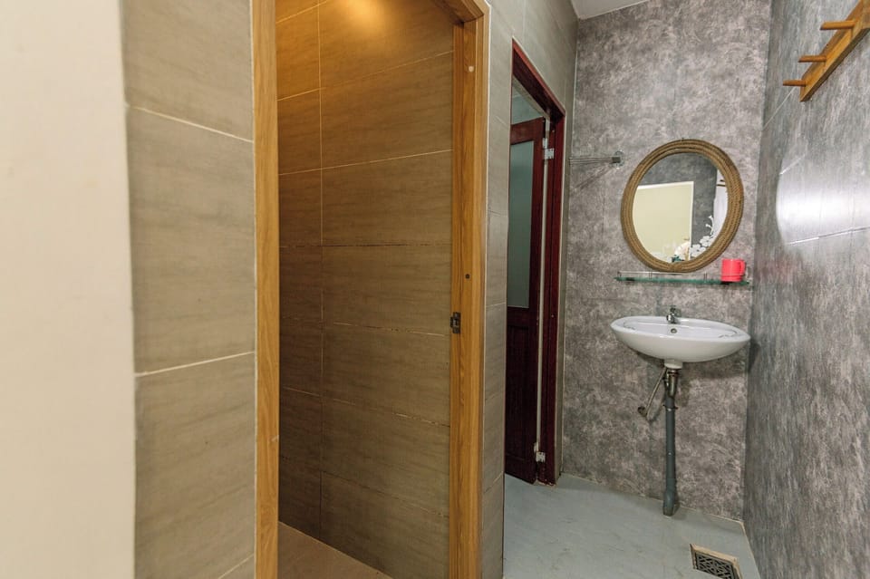 Superior Quadruple Room, 2 Queen Beds | Bathroom | Free toiletries, hair dryer, slippers, towels