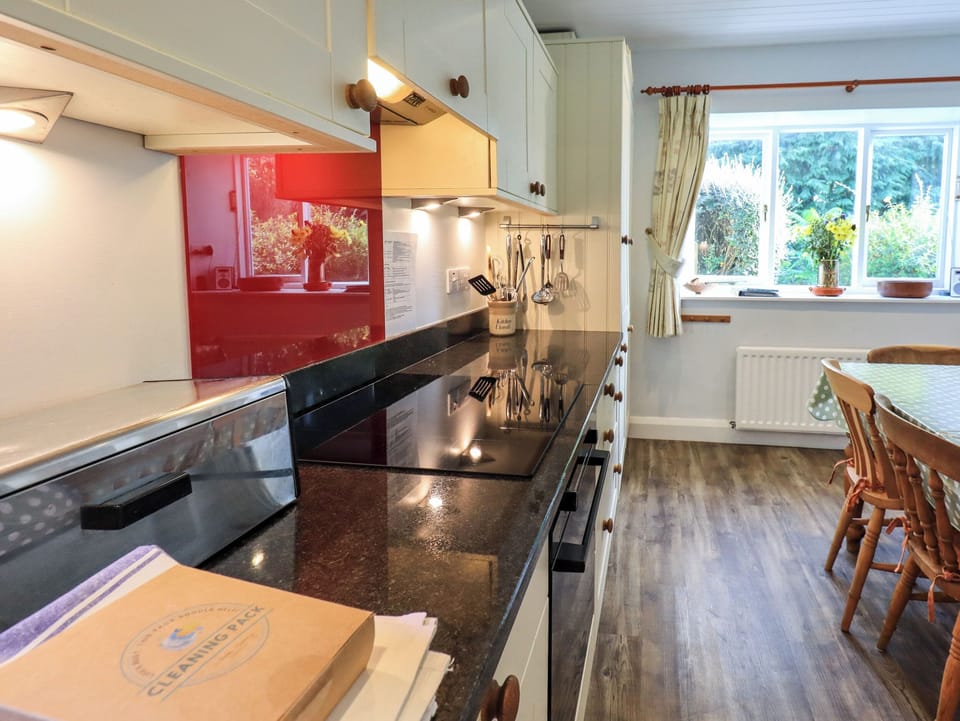 Cottage | Private kitchen | Fridge, dishwasher, cookware/dishes/utensils