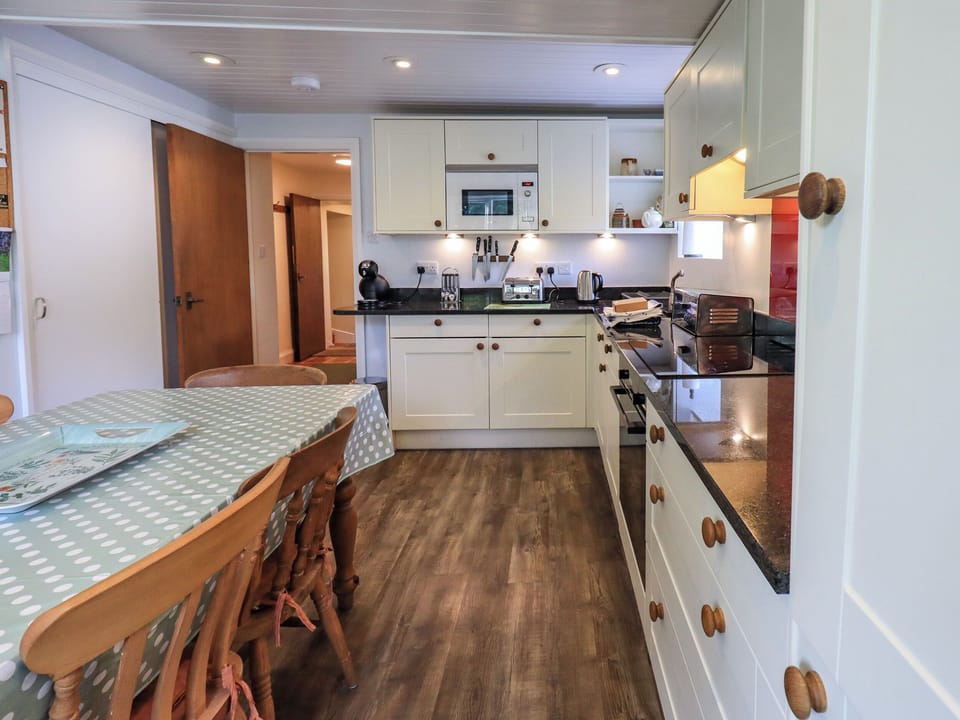 Cottage | Private kitchen | Fridge, dishwasher, cookware/dishes/utensils