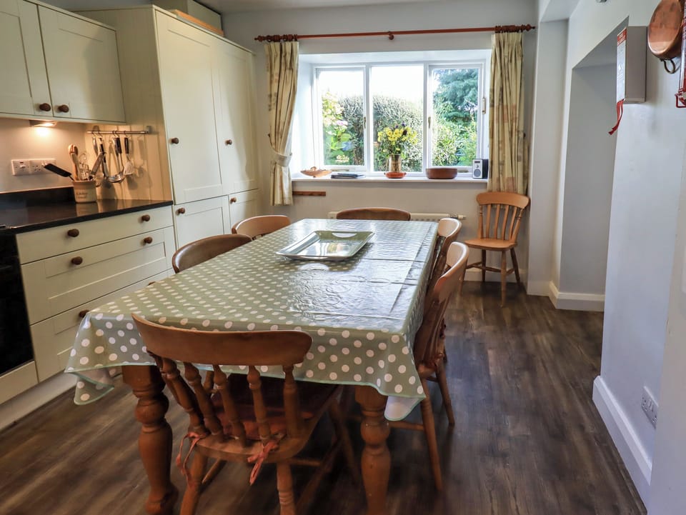Cottage | Dining