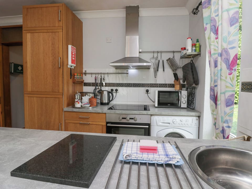 Cottage | Private kitchen | Fridge, dishwasher, cookware/dishes/utensils