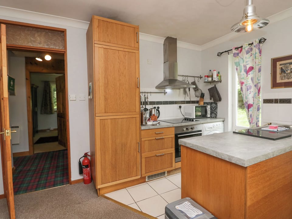 Cottage | Private kitchen | Fridge, dishwasher, cookware/dishes/utensils