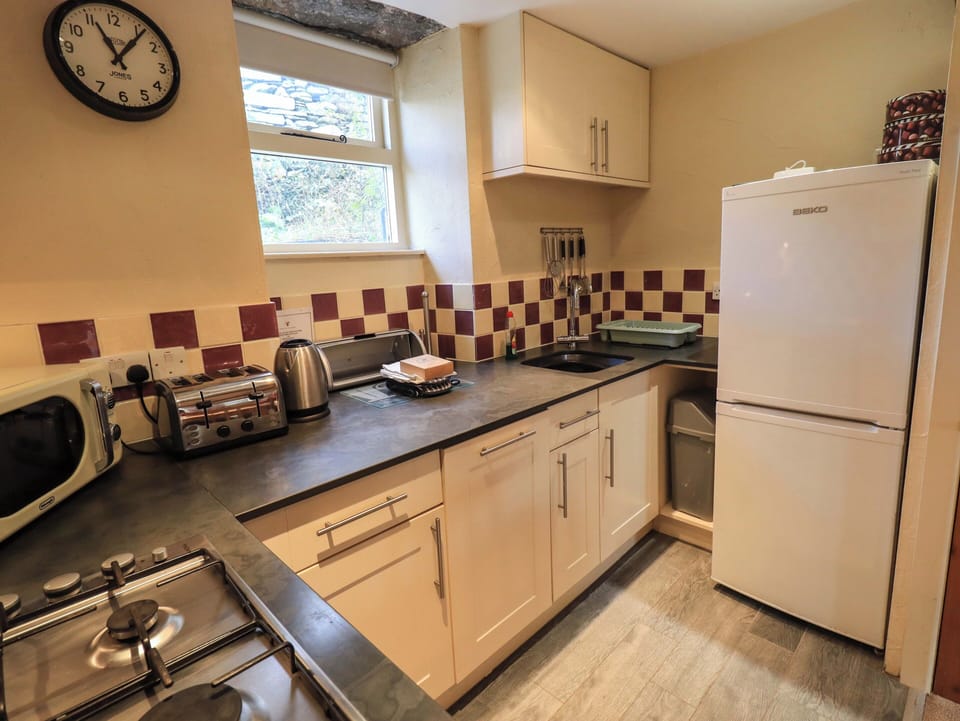 Cottage | Private kitchen | Fridge, dishwasher, cookware/dishes/utensils