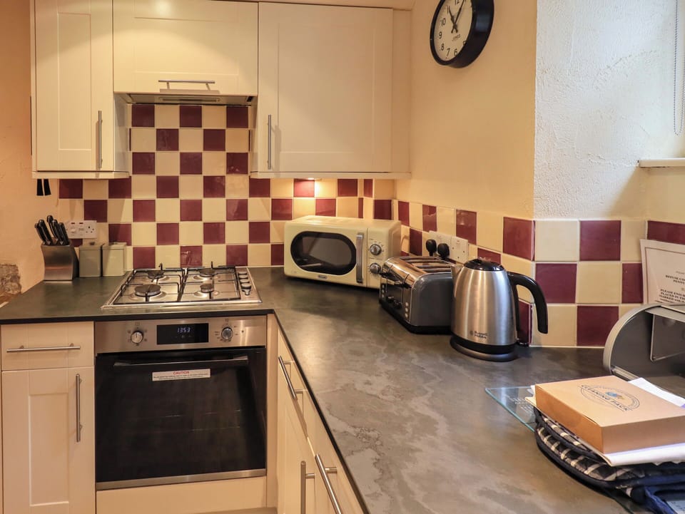 Cottage | Private kitchen | Fridge, dishwasher, cookware/dishes/utensils