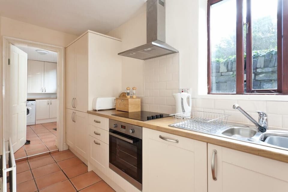 Fridge, dishwasher, cookware/dishes/utensils