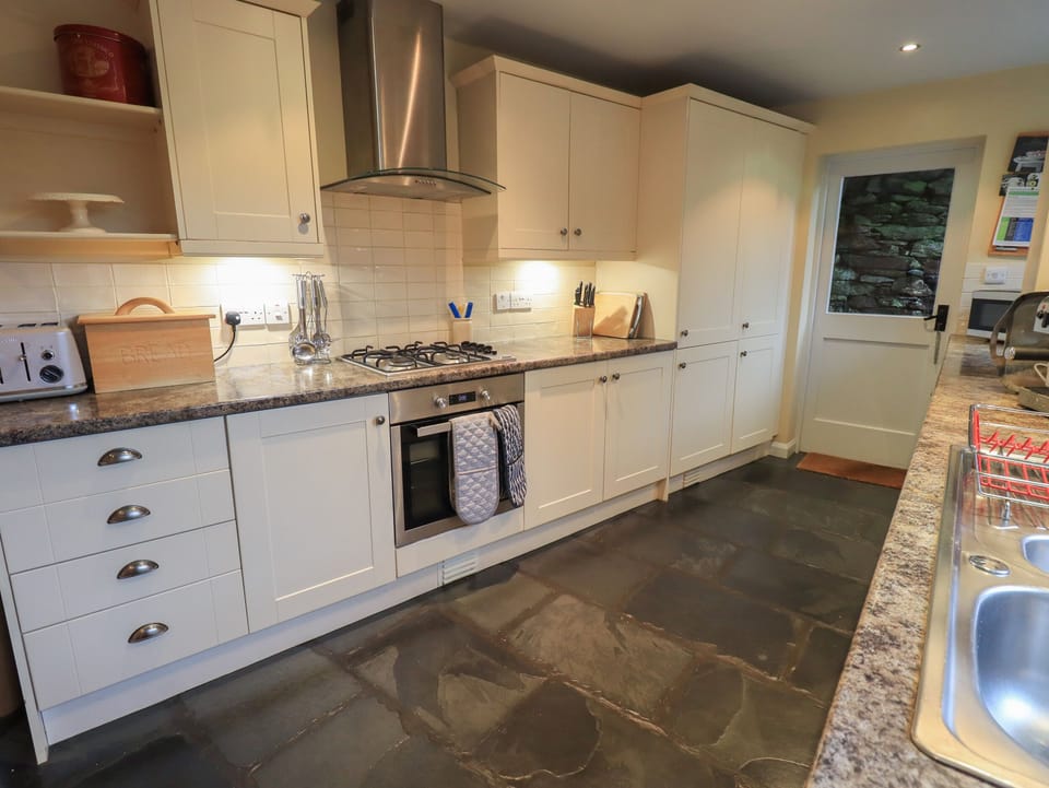 Cottage | Private kitchen | Fridge, dishwasher, cookware/dishes/utensils