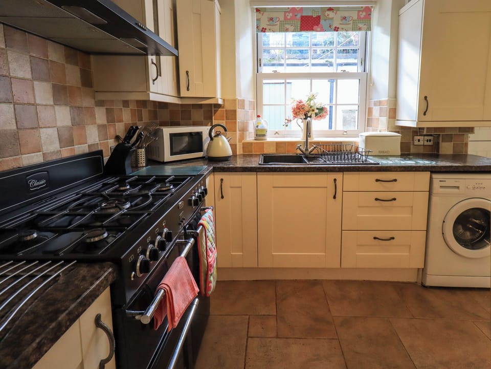 Cottage | Private kitchen | Fridge, cookware/dishes/utensils