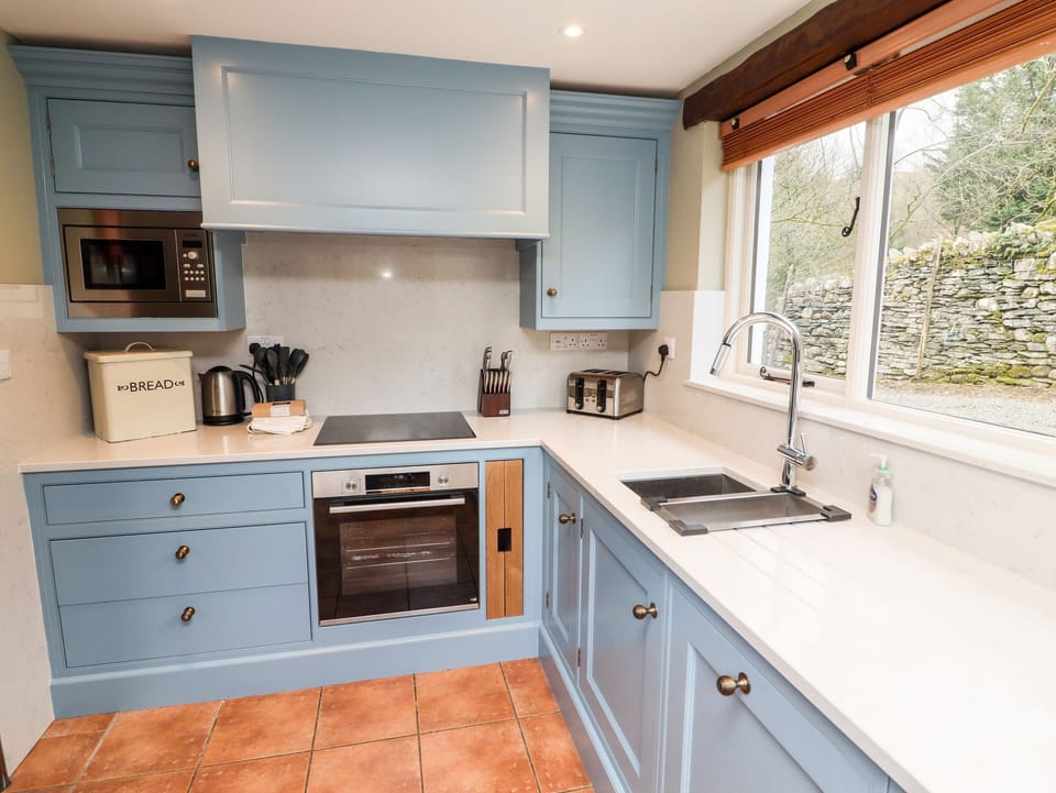 Fridge, dishwasher, cookware/dishes/utensils