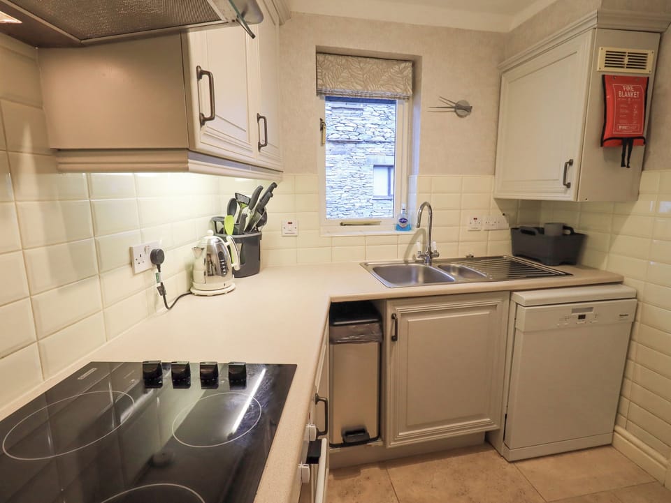 Cottage | Private kitchen | Fridge, dishwasher, cookware/dishes/utensils