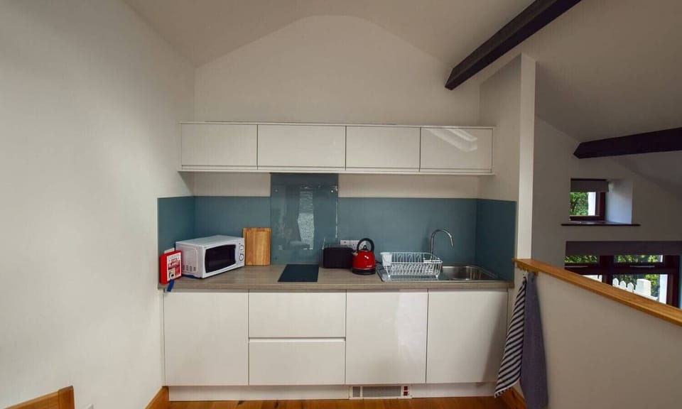 Fridge, cookware/dishes/utensils