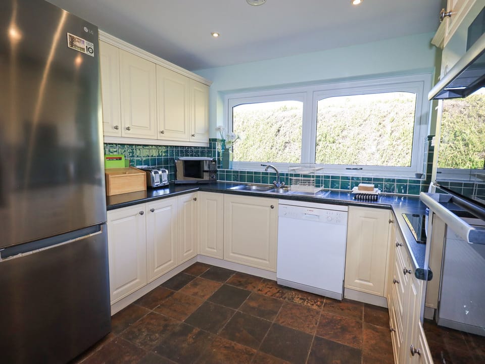 Fridge, dishwasher, cookware/dishes/utensils