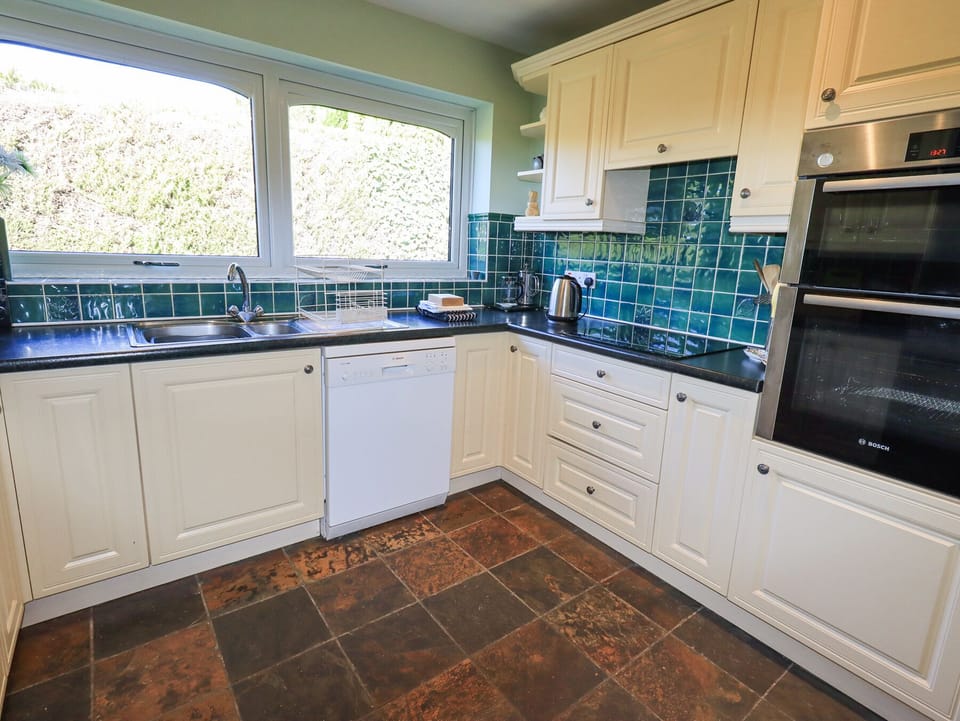Fridge, dishwasher, cookware/dishes/utensils