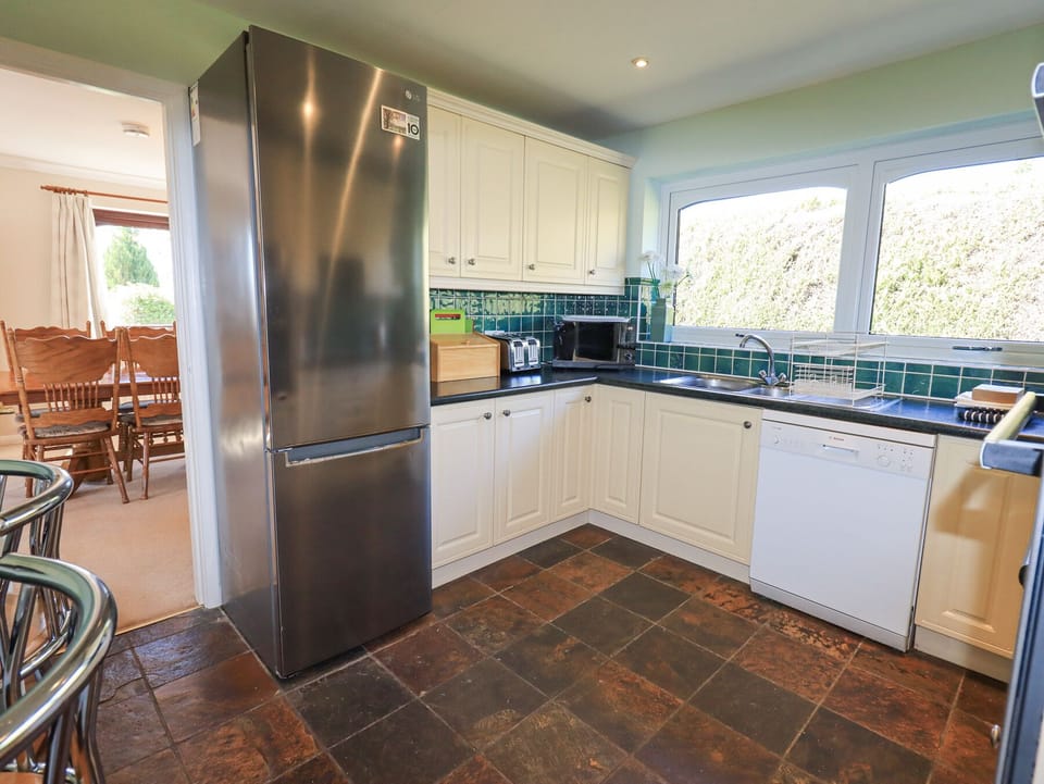 Fridge, dishwasher, cookware/dishes/utensils