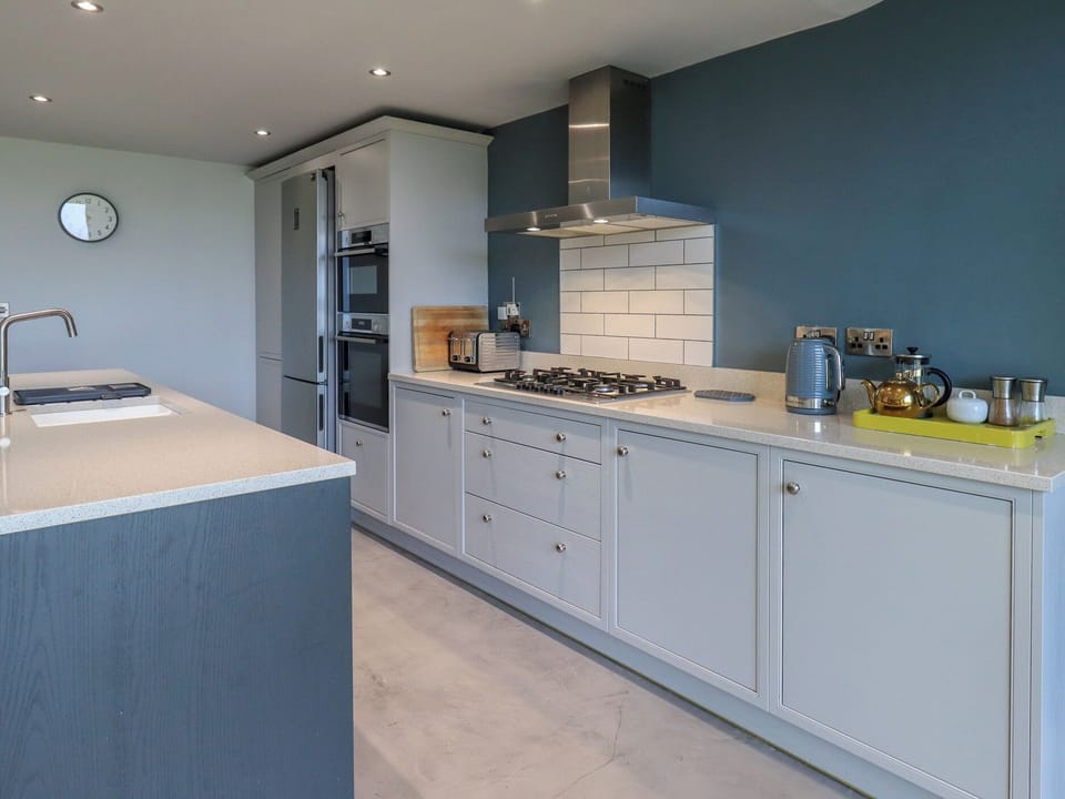 Cottage | Private kitchen | Fridge, dishwasher, cookware/dishes/utensils