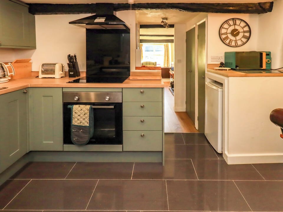 Cottage | Private kitchen | Fridge, cookware/dishes/utensils