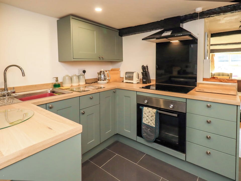 Cottage | Private kitchen | Fridge, cookware/dishes/utensils