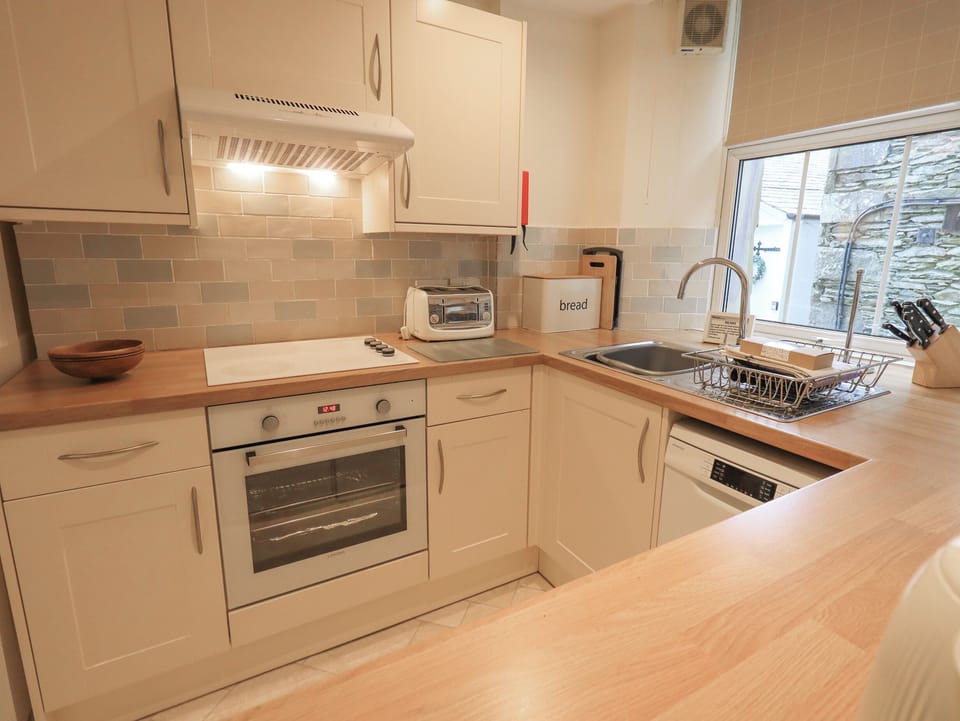 Cottage | Private kitchen | Fridge, dishwasher, cookware/dishes/utensils
