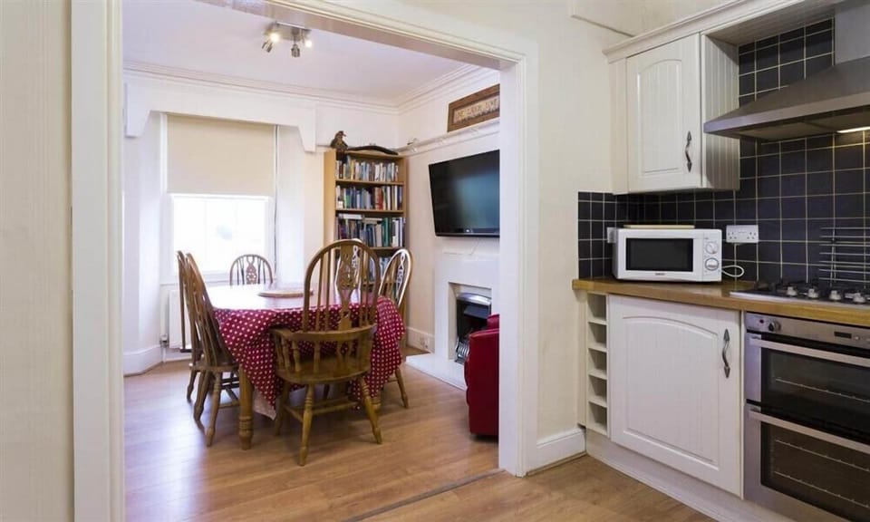 Fridge, cookware/dishes/utensils