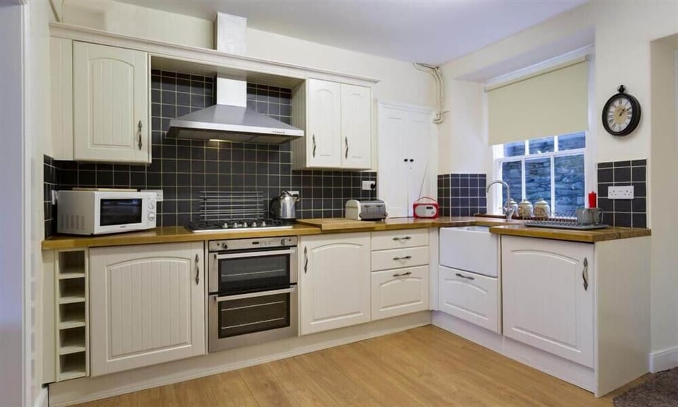 Fridge, cookware/dishes/utensils