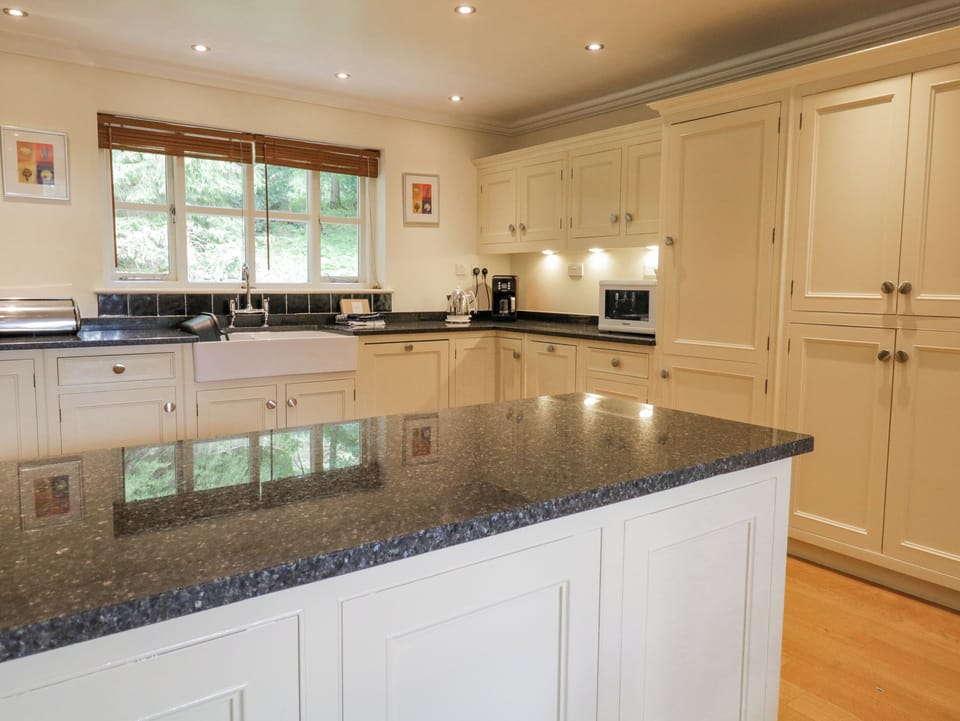 Cottage | Private kitchen | Fridge, dishwasher, cookware/dishes/utensils