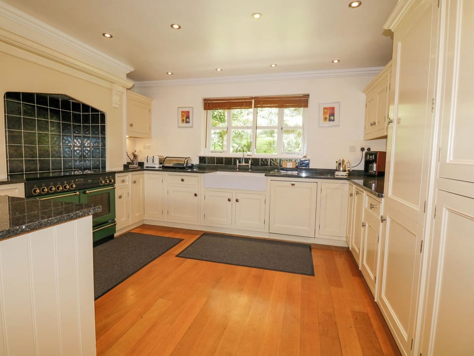 Cottage | Private kitchen | Fridge, dishwasher, cookware/dishes/utensils