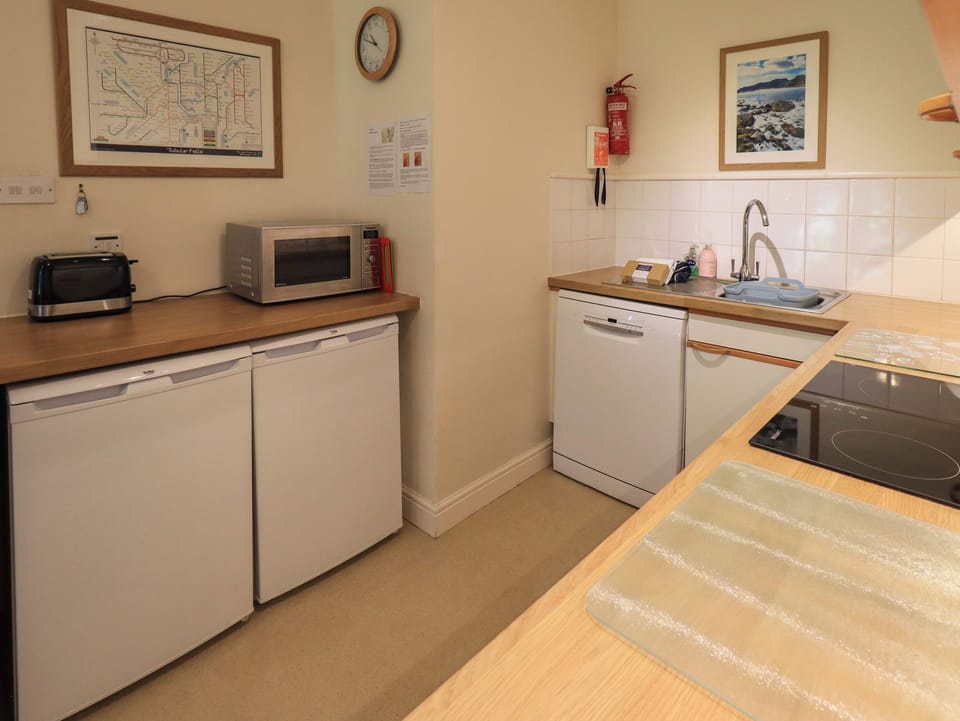 Cottage | Private kitchen | Fridge, dishwasher, electric kettle, toaster