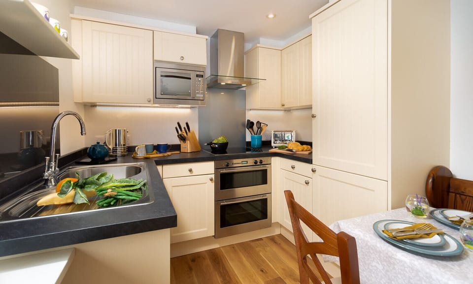 Fridge, microwave, dishwasher, cookware/dishes/utensils