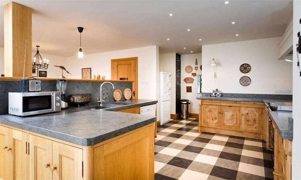 Fridge, microwave, dishwasher, cookware/dishes/utensils