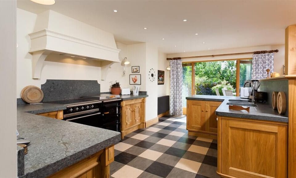 Fridge, microwave, dishwasher, cookware/dishes/utensils