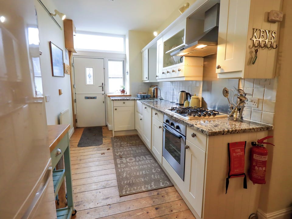 Cottage | Private kitchen | Fridge, dishwasher, electric kettle, toaster