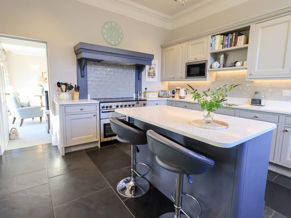 Cottage | Private kitchen | Fridge, dishwasher, cookware/dishes/utensils
