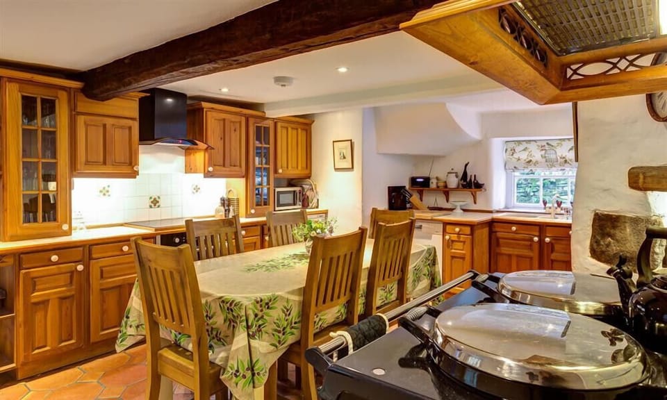 Fridge, dishwasher, cookware/dishes/utensils
