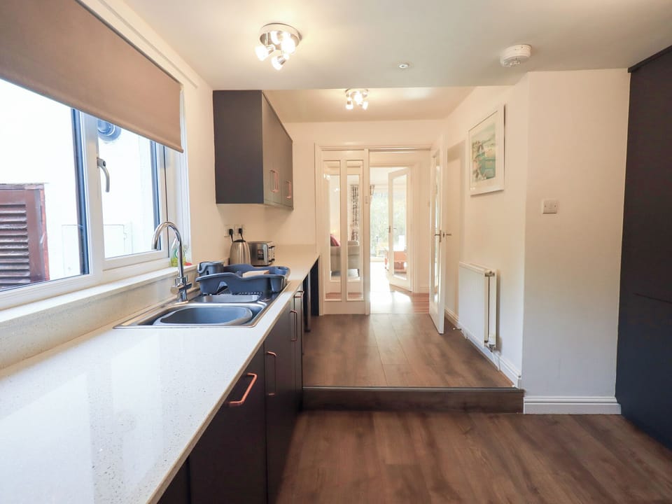 Cottage | Private kitchen | Fridge, dishwasher, electric kettle, toaster