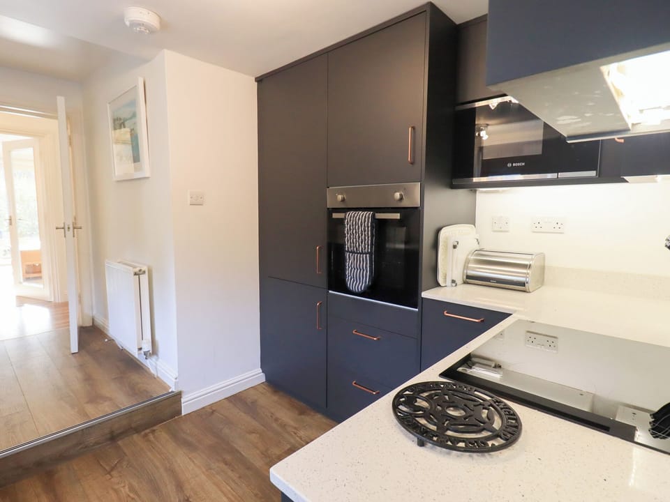 Cottage | Private kitchen | Fridge, dishwasher, electric kettle, toaster