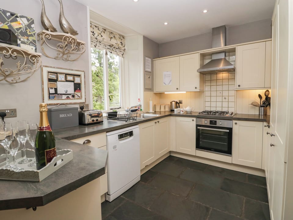 Cottage | Private kitchen | Fridge, dishwasher, cookware/dishes/utensils