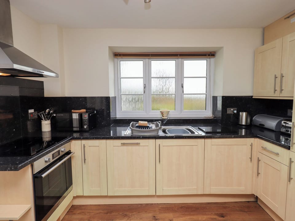 Cottage | Private kitchen | Dishwasher, cookware/dishes/utensils