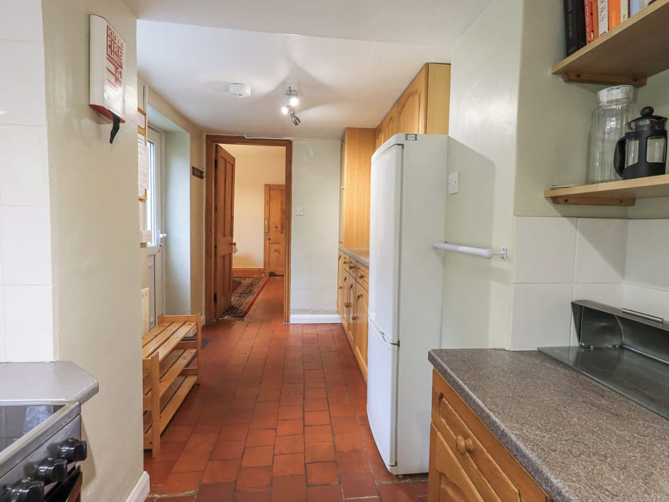 Cottage | Private kitchen | Dishwasher, cookware/dishes/utensils