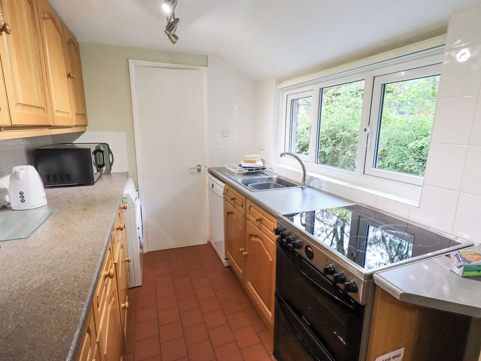 Cottage | Private kitchen | Dishwasher, cookware/dishes/utensils