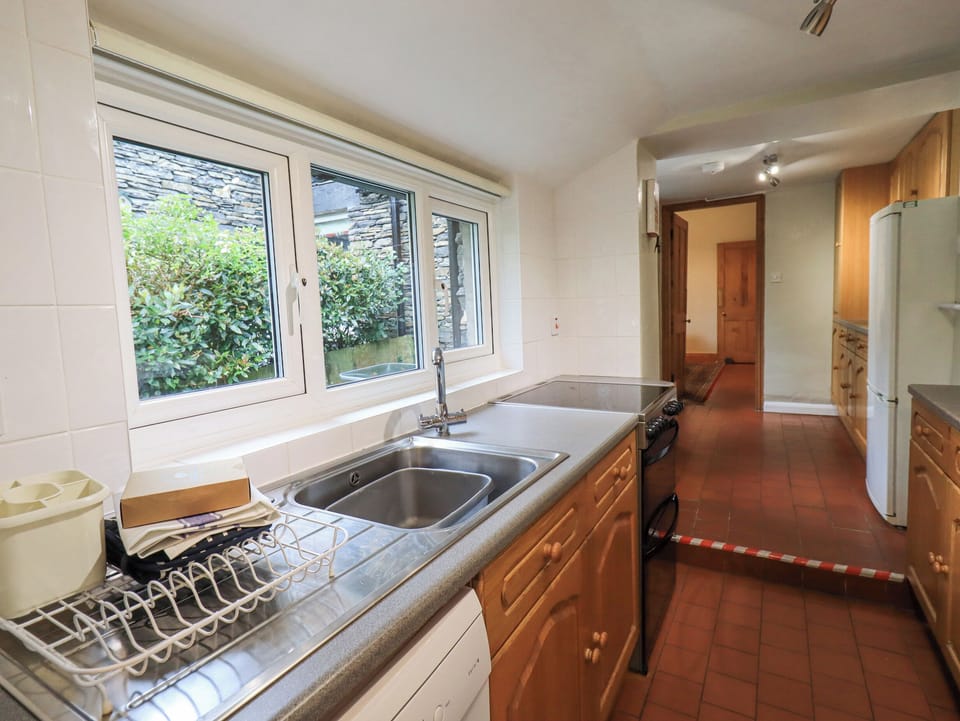 Cottage | Private kitchen | Dishwasher, cookware/dishes/utensils
