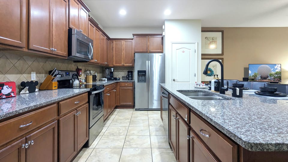 Spacious open-concept kitchen!