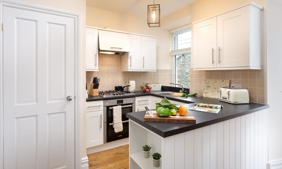 Fridge, microwave, dishwasher, cookware/dishes/utensils