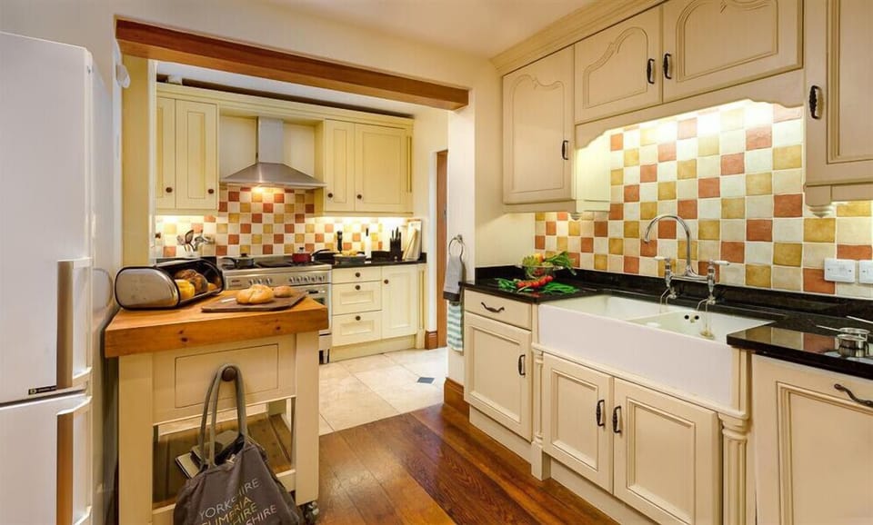 Dishwasher, cookware/dishes/utensils