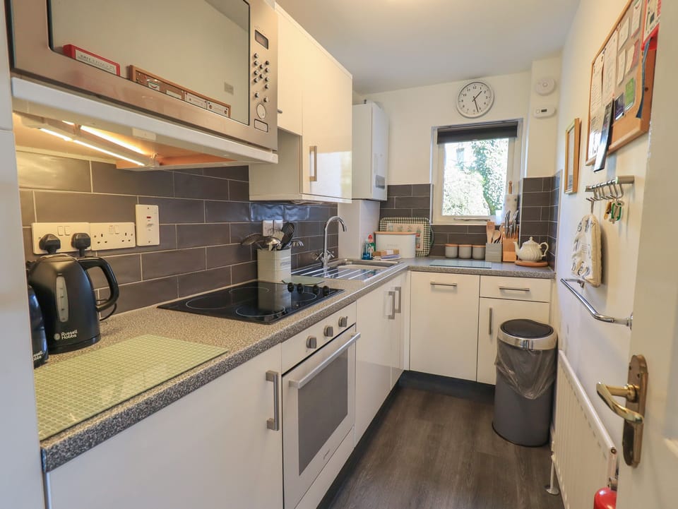 Cottage | Private kitchen | Fridge, dishwasher, cookware/dishes/utensils