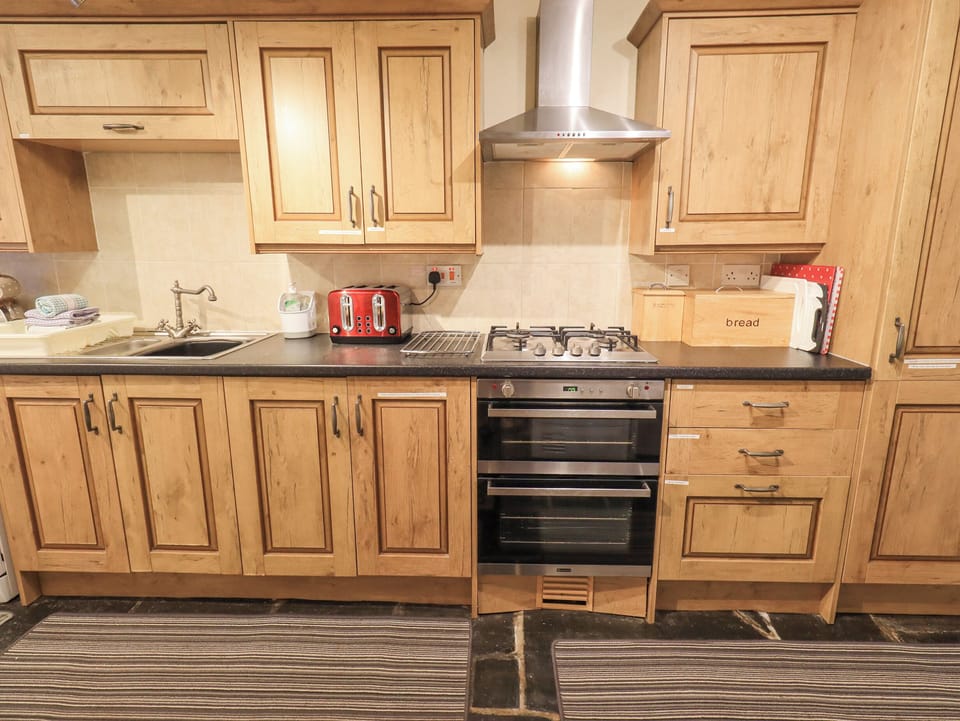 Cottage | Private kitchen | Fridge, dishwasher, cookware/dishes/utensils