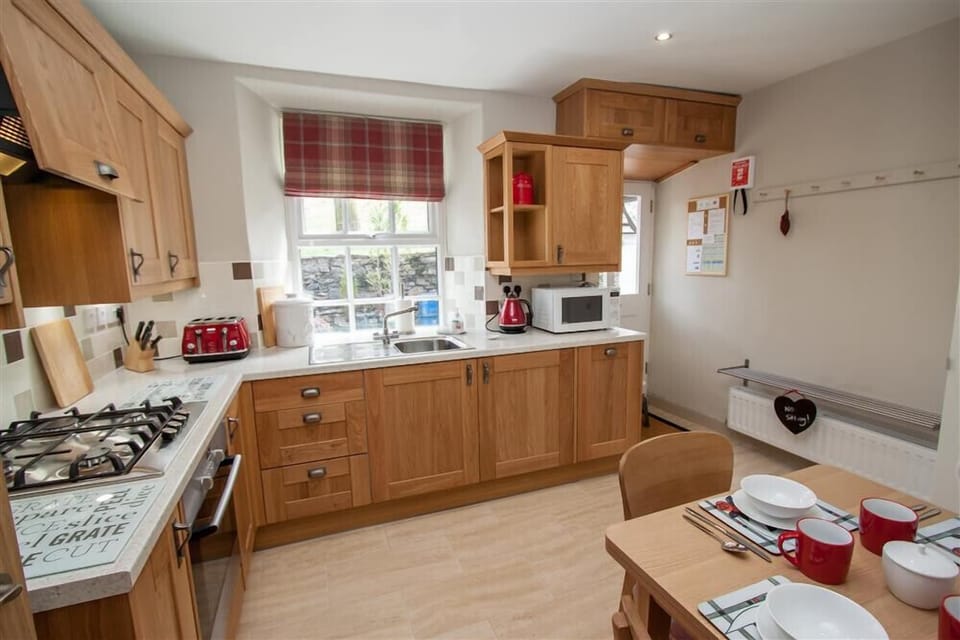 Fridge, dishwasher, cookware/dishes/utensils