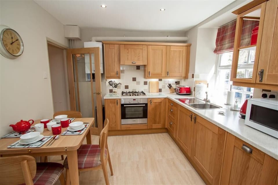 Fridge, dishwasher, cookware/dishes/utensils