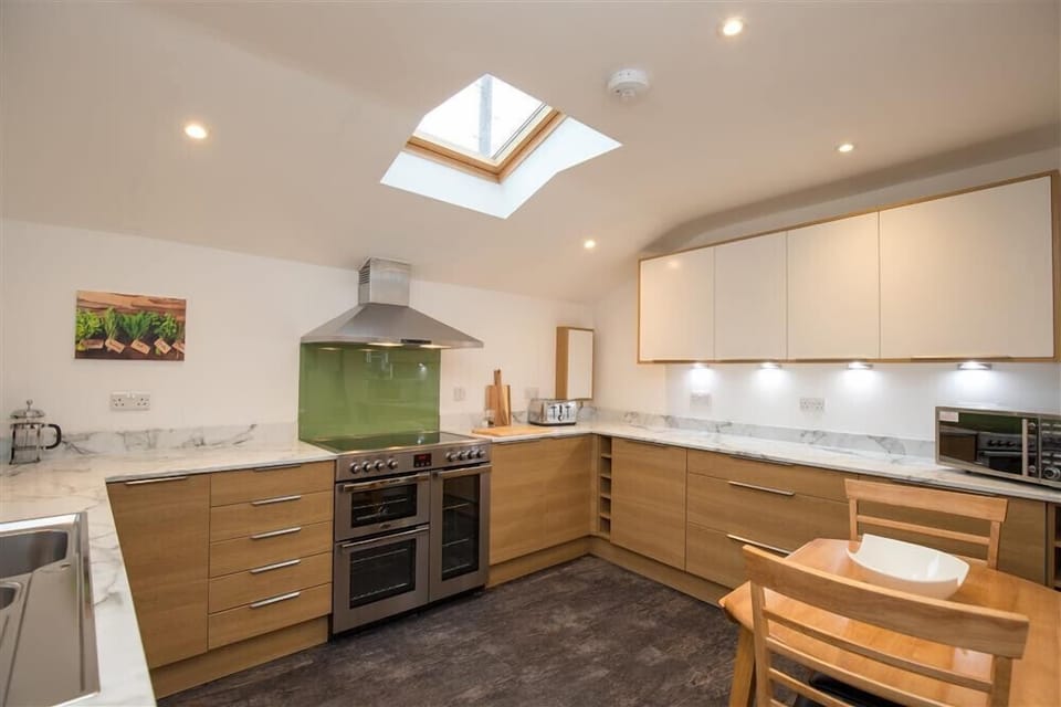 Fridge, dishwasher, cookware/dishes/utensils