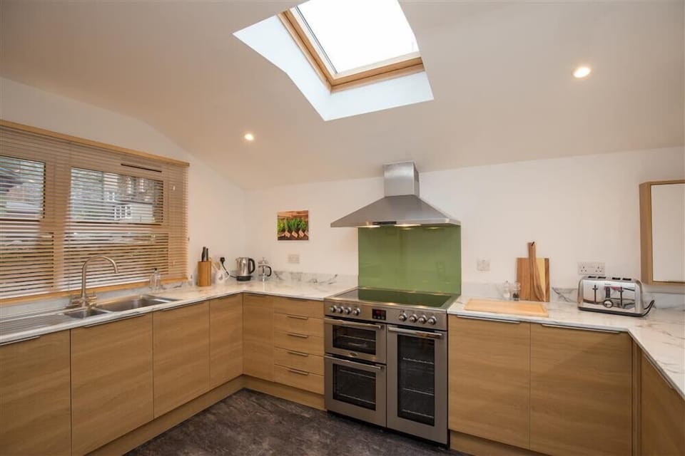 Fridge, dishwasher, cookware/dishes/utensils