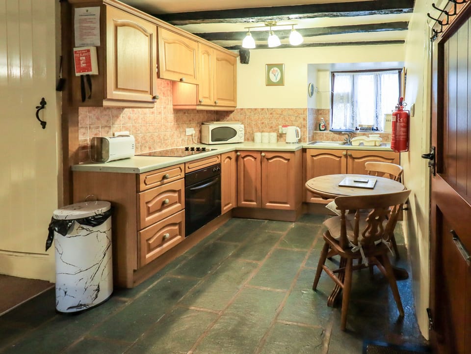 Fridge, cookware/dishes/utensils